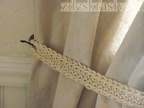 Простоя вязанный ремешок как подхват для шторы