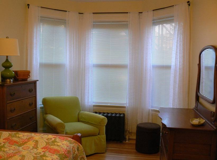 Белые шторы в светлой спальне