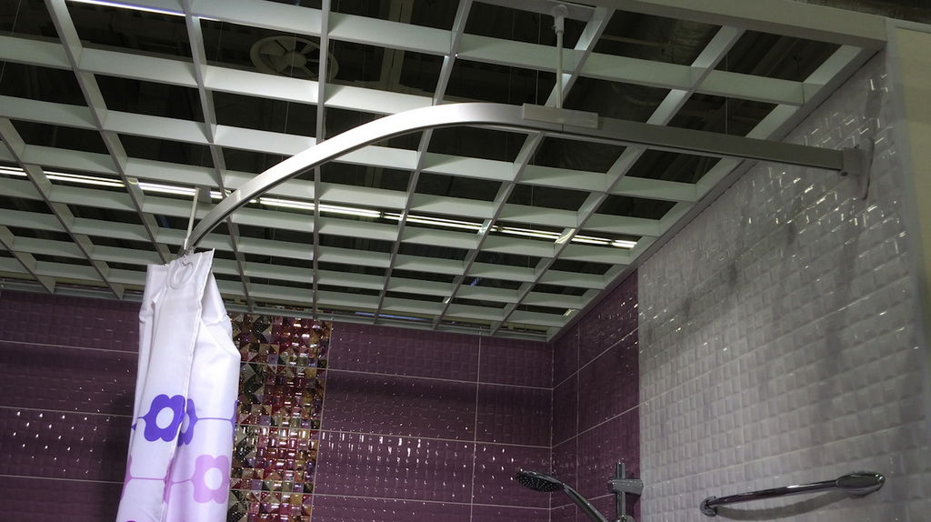 Усиленное крепление конструкции целесообразно в помещениях с интенсивной эксплуатацией