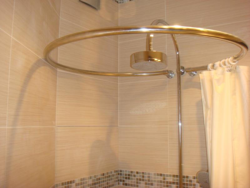 Оригинальная круговая конструкция, выполненная «под бронзу» 