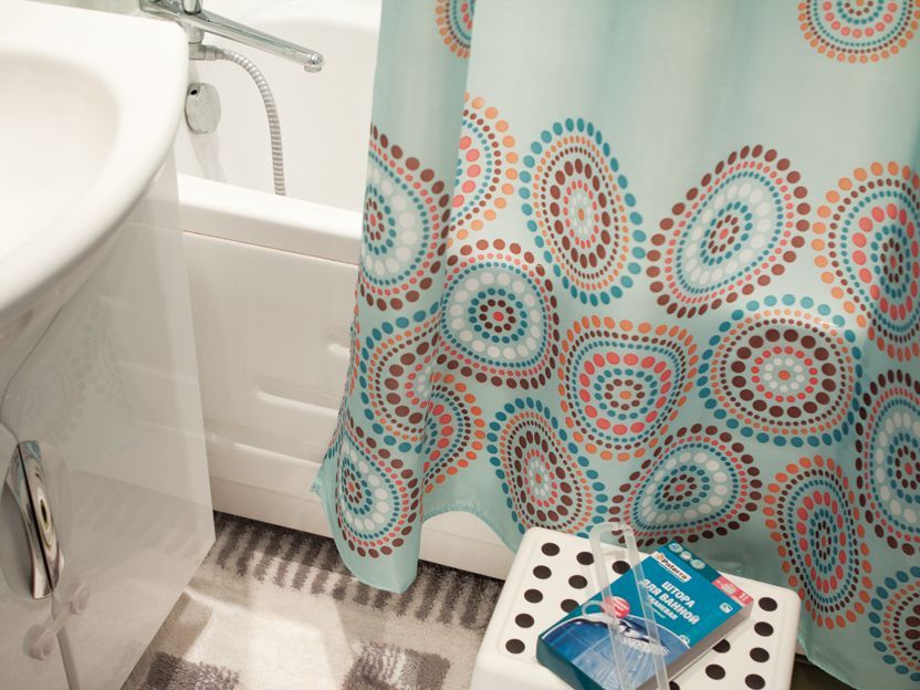 Яркие принты на шторке поднимут настроение 