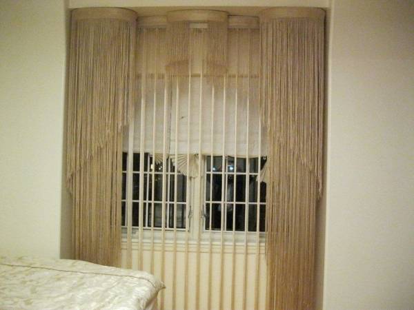 Как красиво повесить проволочные шторы на окно в интерьере Необычный способ повесить шторы из проволоки