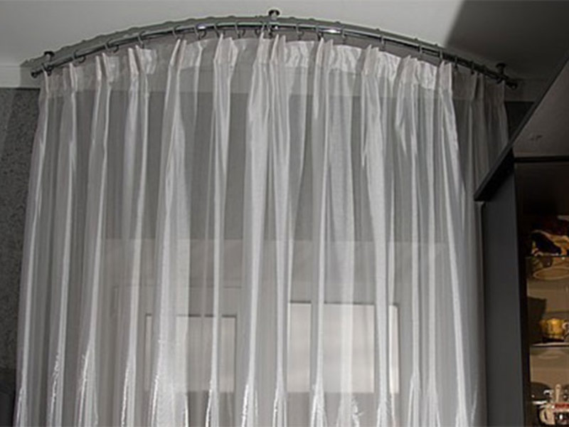 Потолочные плинтуса из пенопласта и полиуретана - какие из них выбрать