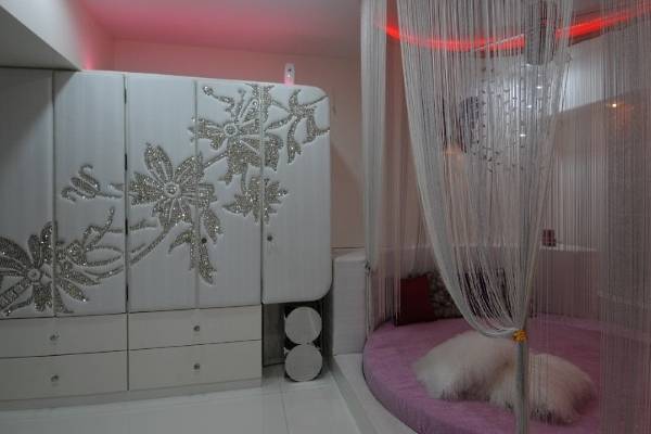 Нитяные шторы кисея как балдахин в интерьере спальни Как украсить кровать — нитяные шторы в качестве балдахина