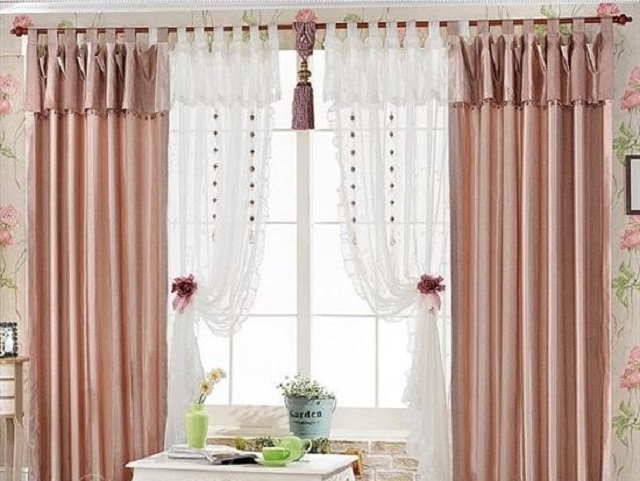 Плотные петли сшиты из той же ткани, что и гардины с портьерами