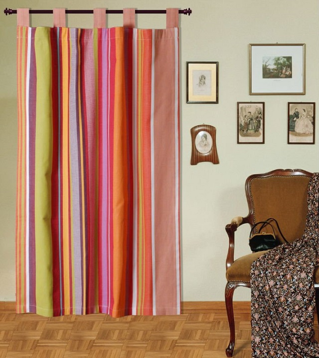 на тонких круглых карнизах хорошо смотрятся распашные шторы