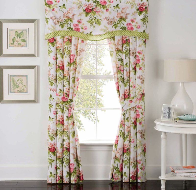 Шторы с крупными цветами в интерьере