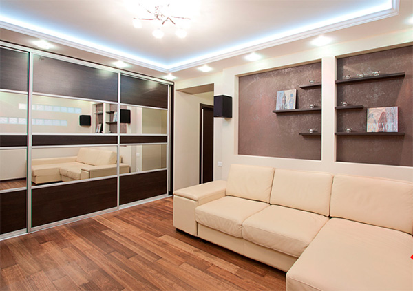 Картина шоколадные обои и бежевый диван