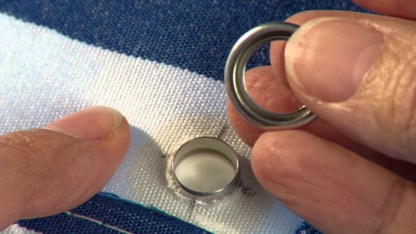 Прикрепите люверсы Прикрепите люверсы