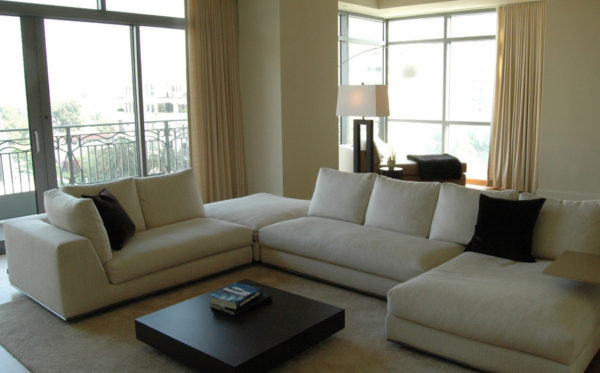 Изображение светлого дивана и темного стола