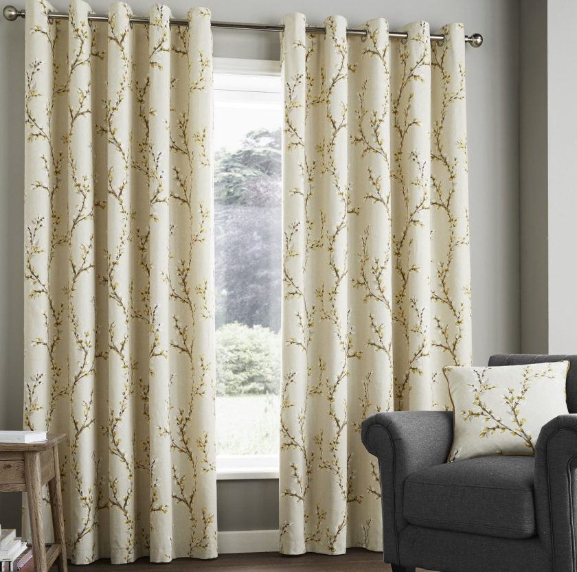 Шторы с крупными цветами в интерьере