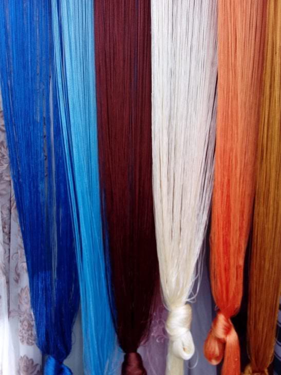 яркие нитяные шторы в интерьере коридора