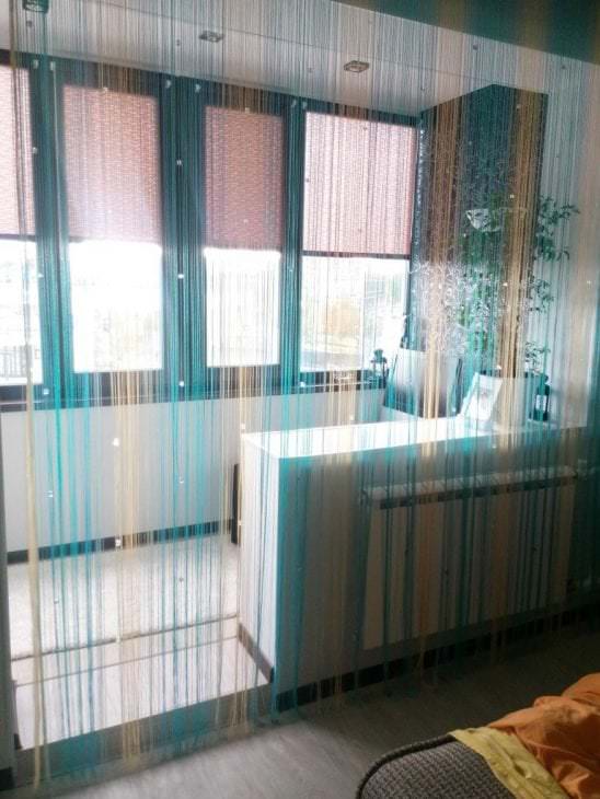 легкие шторы-нити в интерьере прихожей