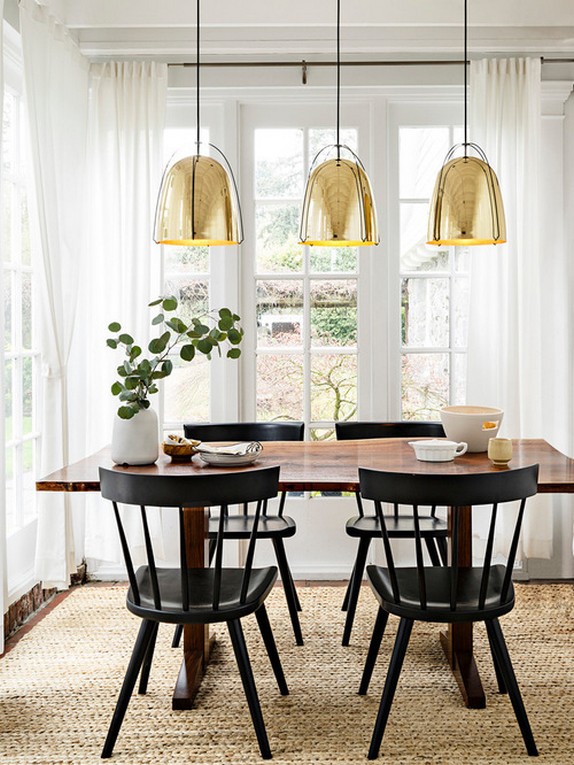 сочетание белого тюля с золотым декором