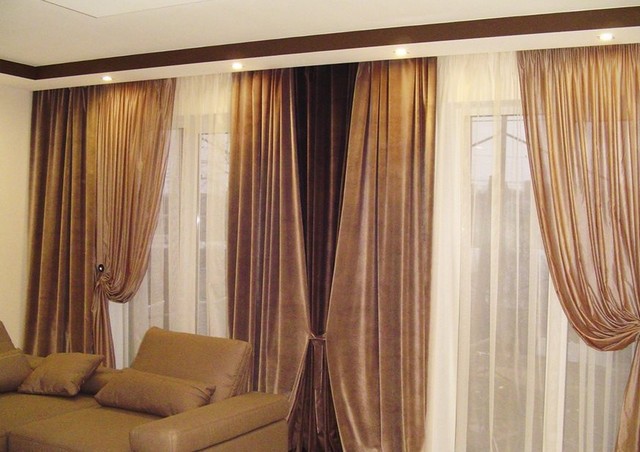 бархатные шторы на 2 окна в зале