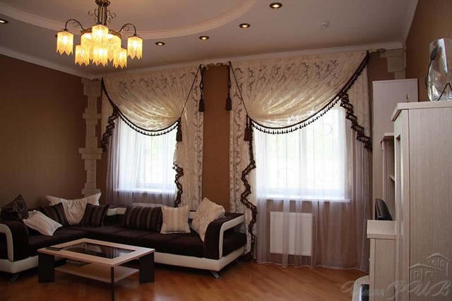 шторы с ламбрекенами на 2 окна в гостиной