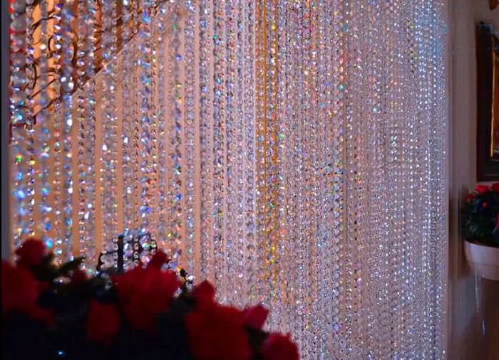 яркие нитяные шторы в дизайне коридора