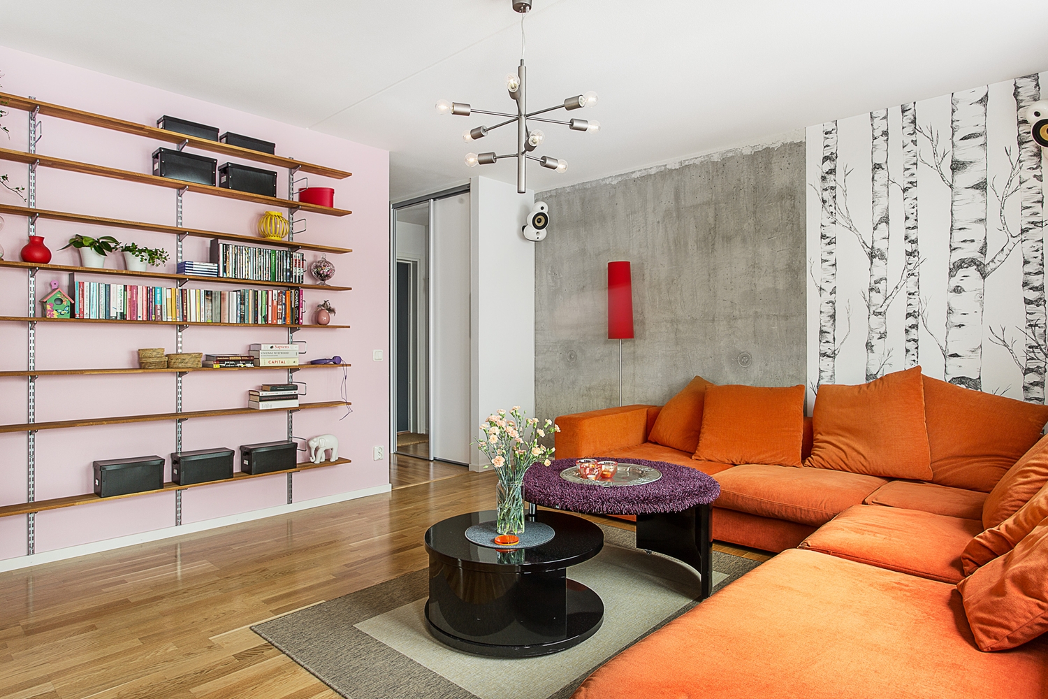 Оранжевый велюровый диван