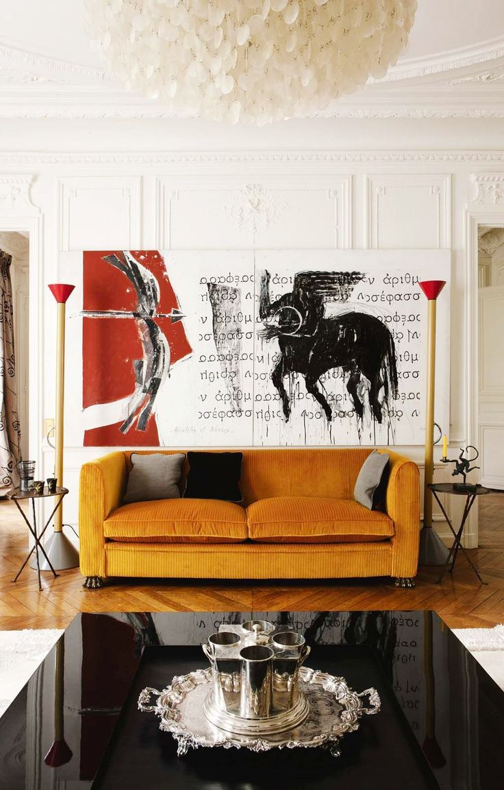 Оранжевый бархатный диван