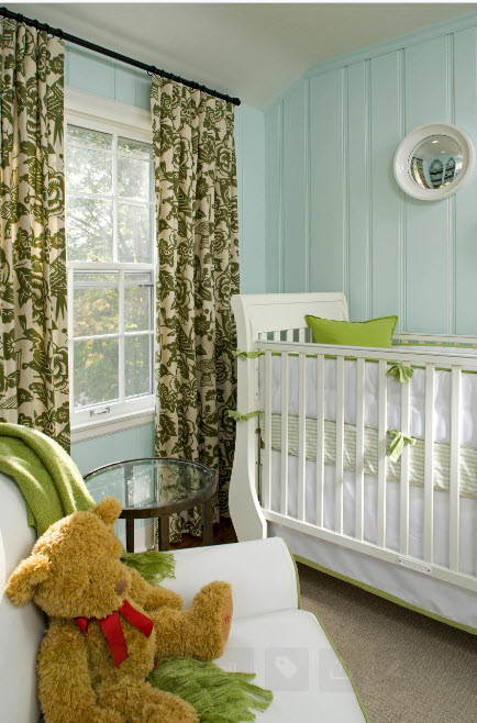 На светло-голубом фоне