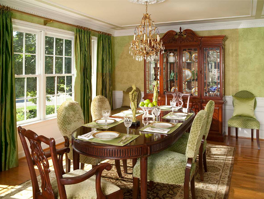 Дизайн столовой с зелеными шторами