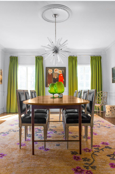 Белые стены, зеленые шторы