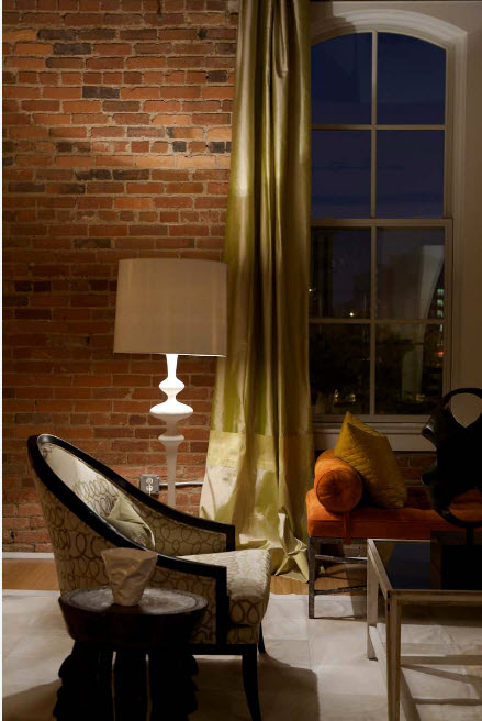 На фоне кирпичных стен