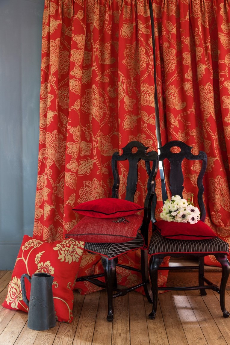 Красные шторы с рисунком