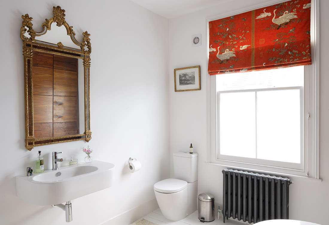 Красные шторы в ванной