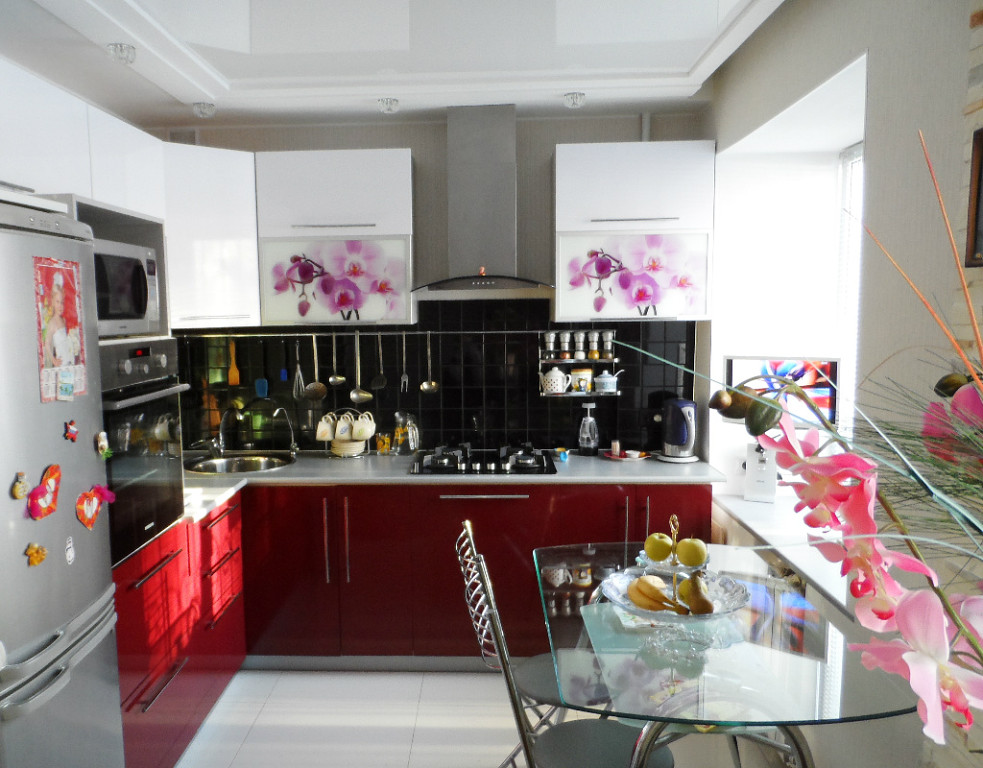 Красно-белая кухня