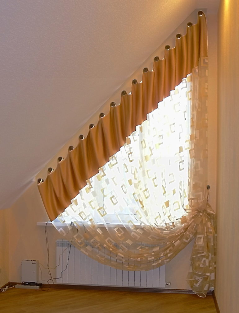 Пышный подхват красиво обыграет нестандартную форму проема