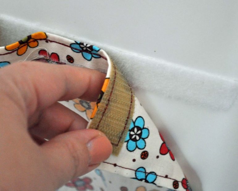 Самый простой способ крепежа штор на треугольное окно это лента-липучка