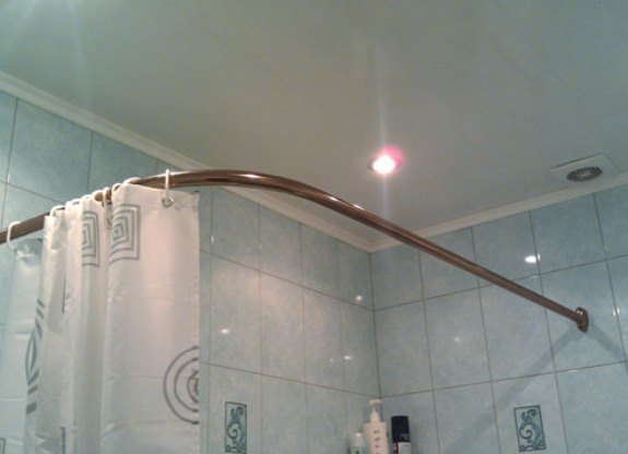 Штанга для шторки в ванную: как выбрать правильно