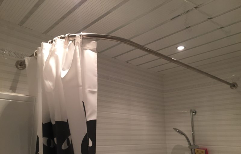 Штанга для шторки в ванную: как выбрать правильно