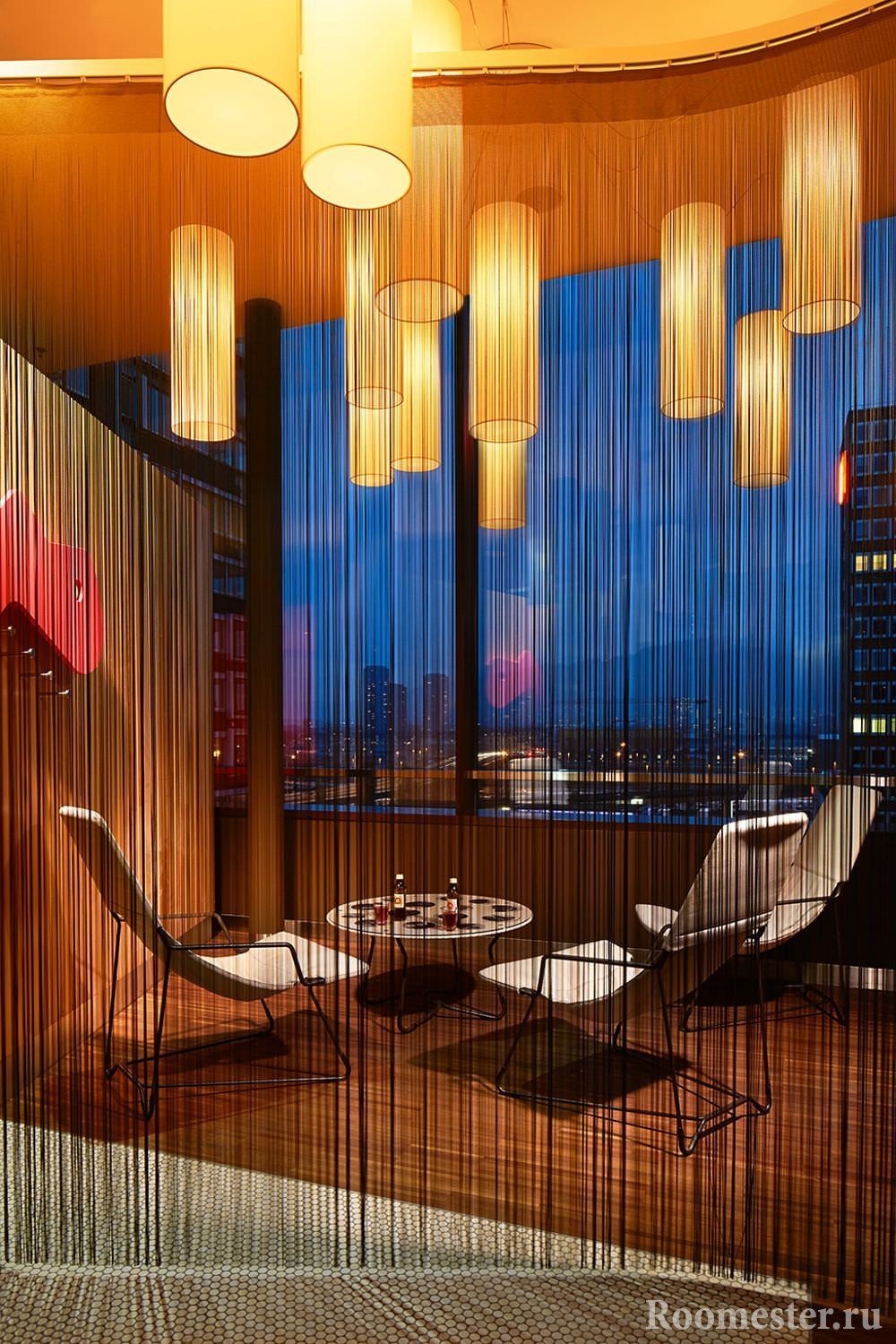 Современный интерьер с нитяными шторами