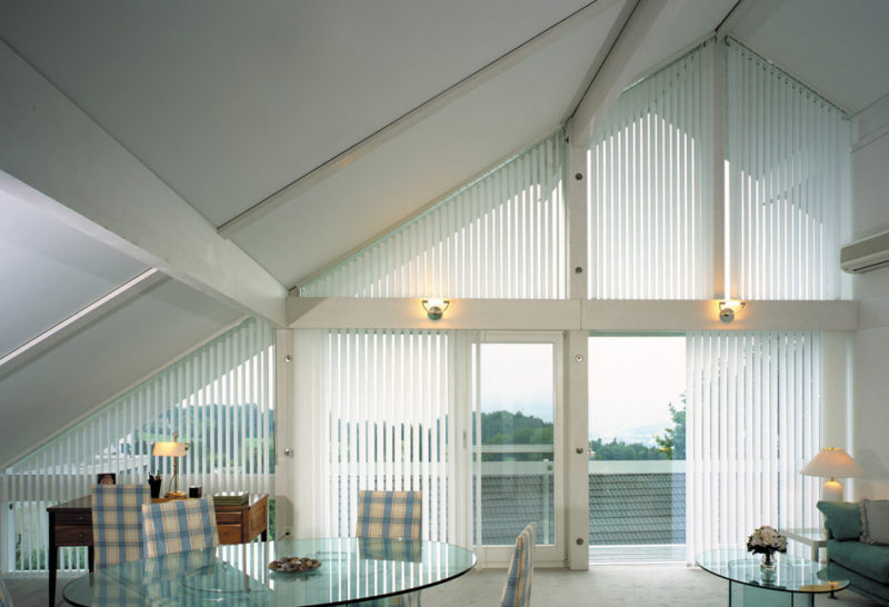 Шторы на мансардные окна со скошенным потолком: идеи как повесить