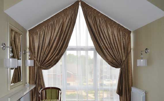 Шторы на мансардные окна со скошенным потолком: идеи как повесить