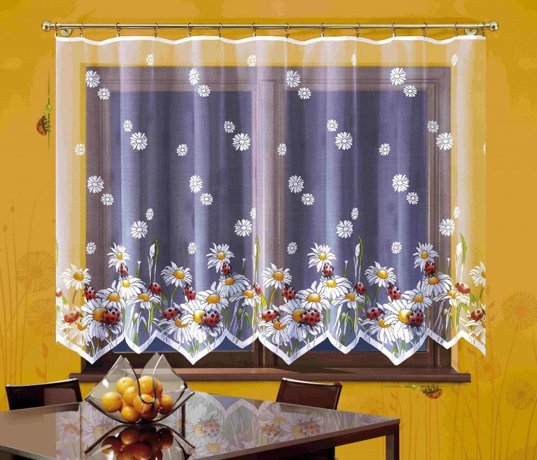 Кухонный тюль с цветочными мотивами