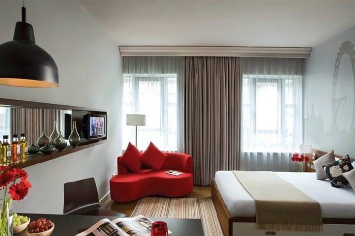 спальня с двумя окнами