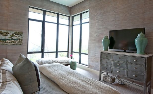 спальня с двумя окнами