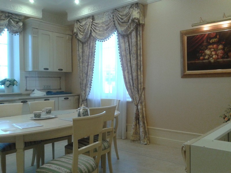 Тюль на кухню: плюсы и минусы, разновидности, реальные фото примеры