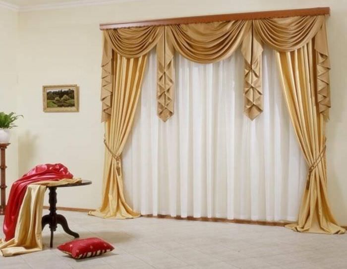 Старинные шторы с ламбрекеном на окне гостиной