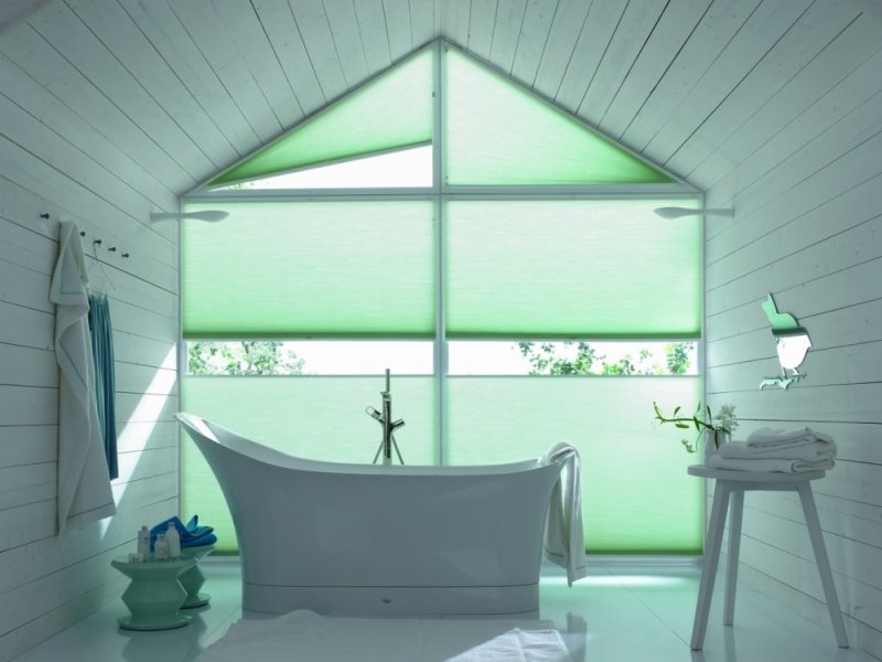 дизайнерское решение для нестандартных окон в ванне