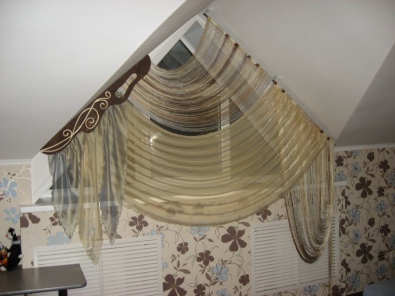 изящная драпировка тюлем небольшого треугольного окна