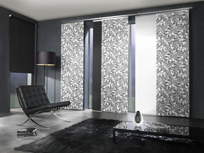 Окно гостиной с японскими шторами