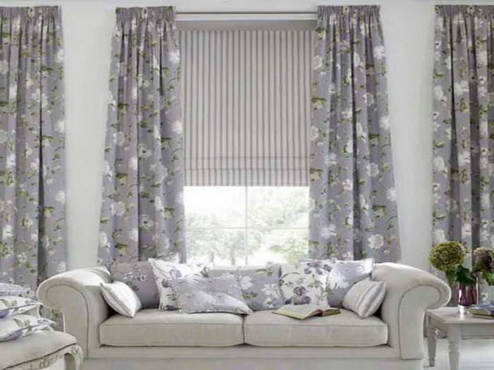 Комбинированные шторы на окно в гостиной