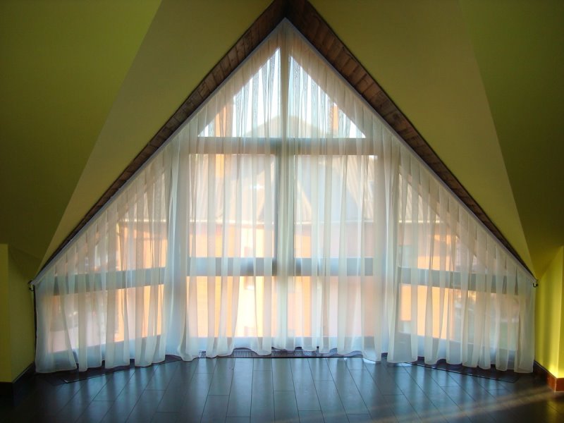 мансардное окно с тюлем