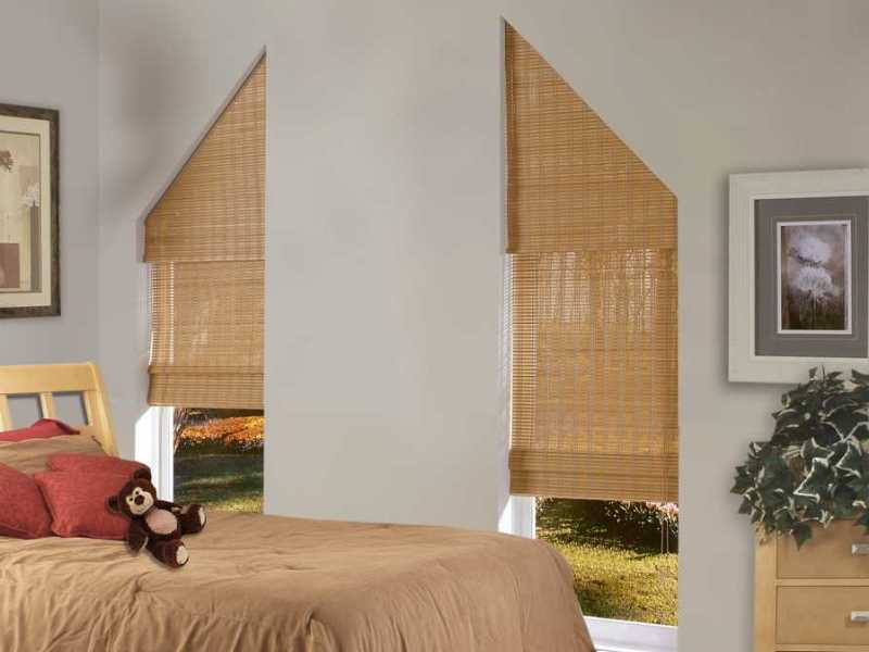 римские шторы из соломки для треугольных узких оконных проемов