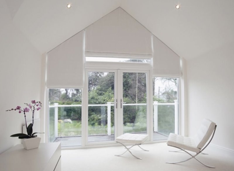 римские шторы на треугольный проем с окном