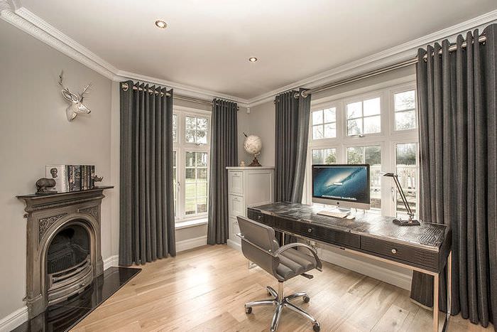 Темные шторы на проемах в гостиной